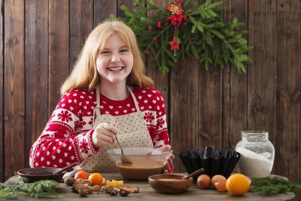 Щаслива дівчина готує різдвяний торт — стокове фото