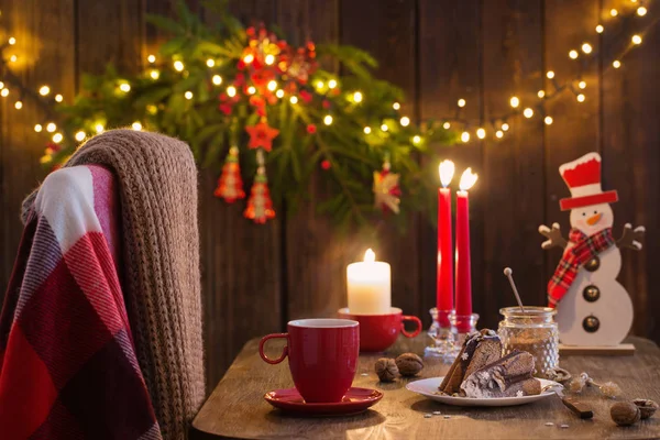 Mesa de madera con pastel de Navidad y decoración —  Fotos de Stock