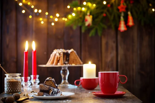 Mesa de madera con pastel de Navidad y decoración —  Fotos de Stock