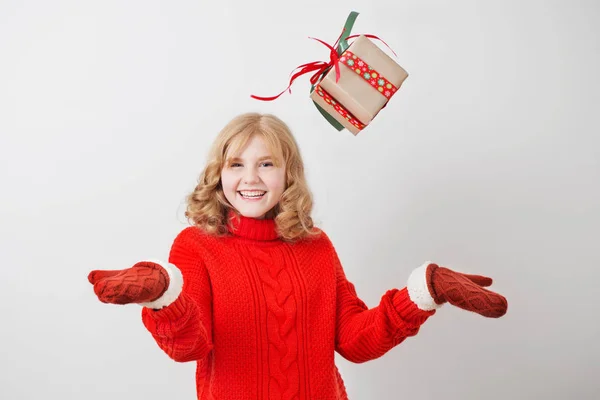 Tonårs flicka med gåva i rutan på vit bakgrund — Stockfoto