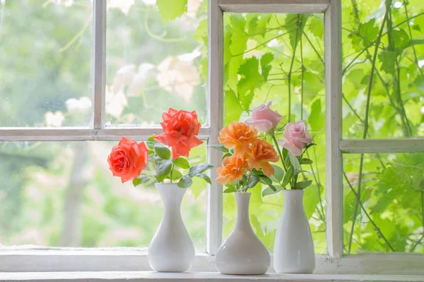 Hermosas rosas en jarrones en el viejo alféizar de la ventana de madera —  Fotos de Stock