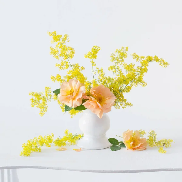 अंतर में सफेद वाज़ में बुकेट में जंगली फूलों के साथ नारंगी गुलाब — स्टॉक फ़ोटो, इमेज