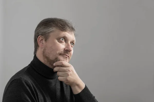 Uomo maturo con barba su sfondo grigio — Foto Stock