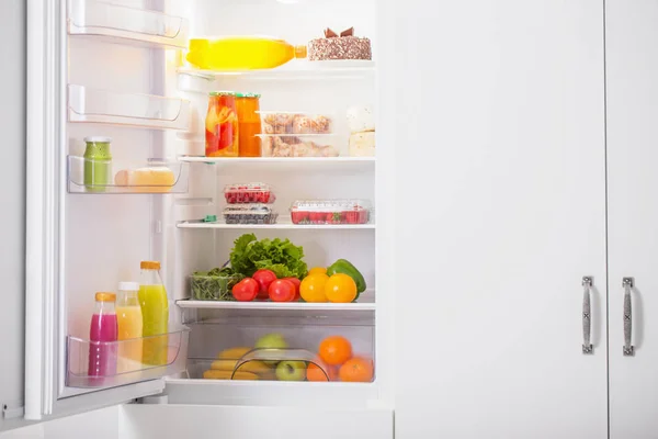 Kulkas putih dengan makanan yang berbeda — Stok Foto