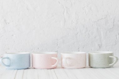 arka plan beyaz duvar üzerinde modern seramik bardak