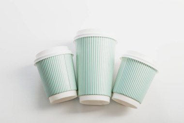 Beyaz arka planda bir fincan kağıt kahve. 