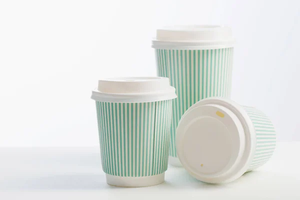 Papper kopp kaffe på vit bakgrund — Stockfoto