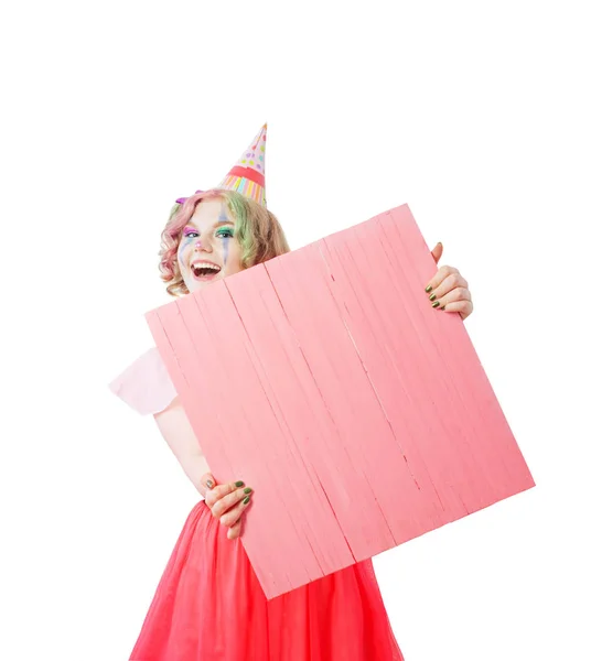 Sorriso adolescente menina em traje de palhaço com placa de escrita — Fotografia de Stock