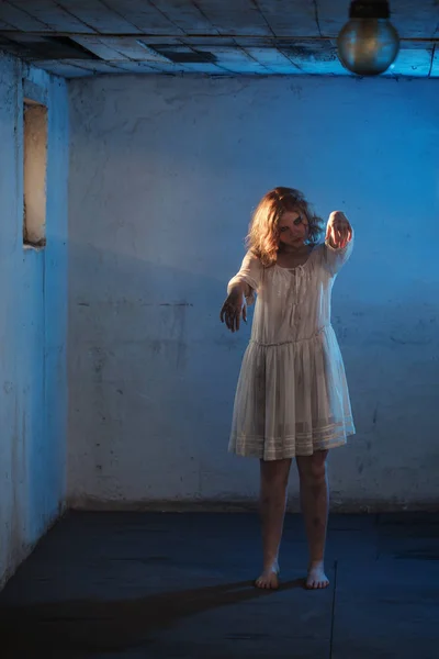 Menina assustadora em vestido branco de filme de terror no quarto — Fotografia de Stock