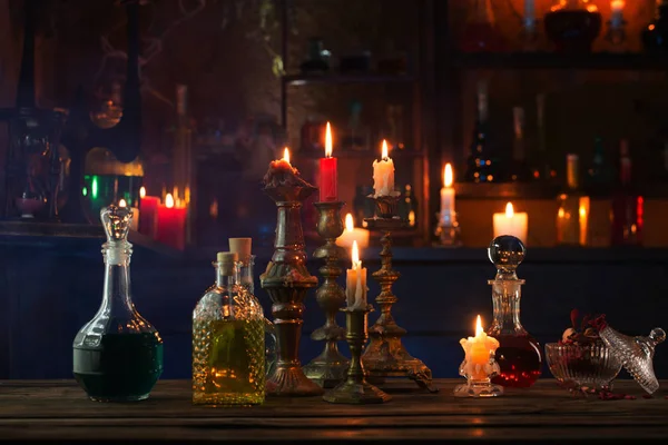 Magické lektvary v lahvích na dřevěném pozadí — Stock fotografie