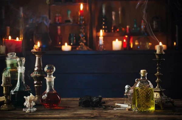 Potions magiques en bouteilles sur fond en bois — Photo