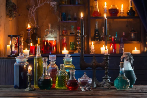 Potions magiques en bouteilles sur fond en bois — Photo