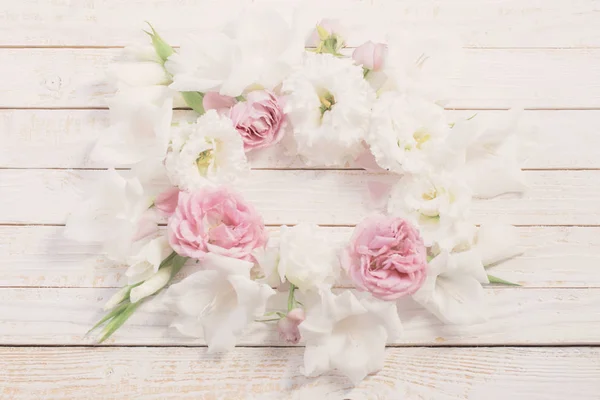 Rosa und weiße Blumen auf weißem Holzhintergrund — Stockfoto