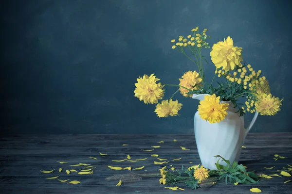 Flores de levedura em jarro branco no fundo azul escuro — Fotografia de Stock