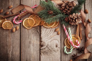 eski ahşap zemin üzerinde Noel süsleri