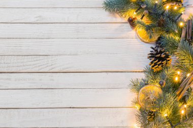Tahta arka planda Noel çelengi