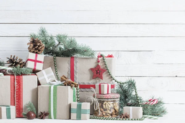 Presentes de Natal em fundo de madeira — Fotografia de Stock