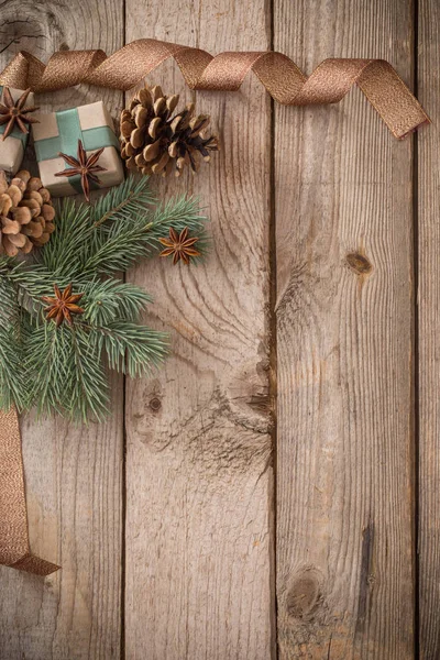 Kerstversiering op oude houten achtergrond — Stockfoto