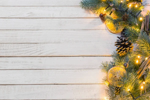 Kerst slinger op houten achtergrond — Stockfoto