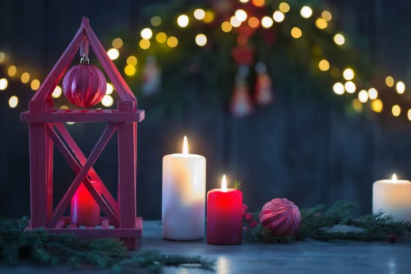 Lanterna in legno con candele e rami di Natale sul retro in legno — Foto Stock