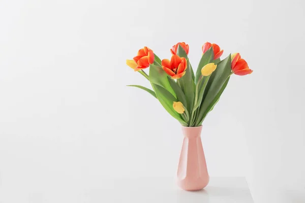 Tulipes dans un vase sur fond blanc — Photo