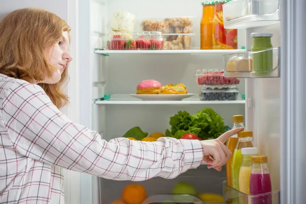 Gadis remaja di kulkas dengan makanan — Stok Foto