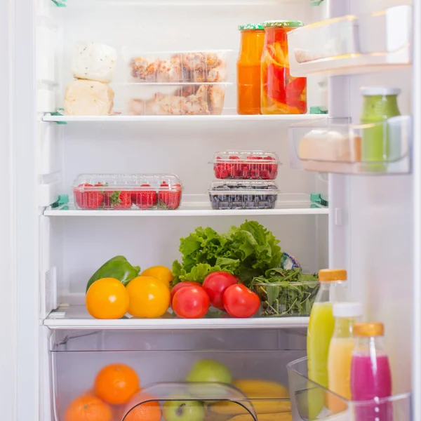 白色冰箱，配不同食物 — 图库照片