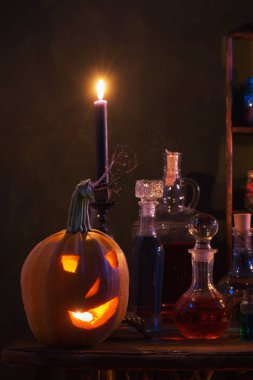 Cadılar Bayramı dekorasyonu, balkabakları ve sihirli iksirlerle.