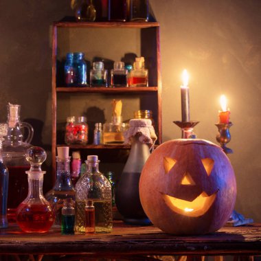 Cadılar Bayramı dekorasyonu, balkabakları ve sihirli iksirlerle.