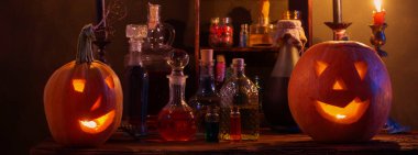 Cadılar Bayramı dekorasyonu, balkabakları ve sihirli iksirlerle.