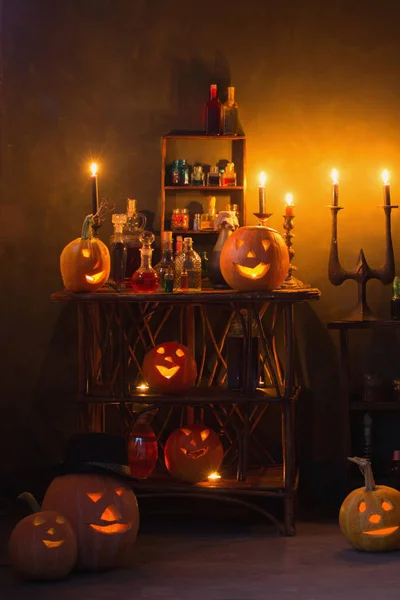 Хэллоуин украшения с тыквами и волшебные зелья в помещении — стоковое фото
