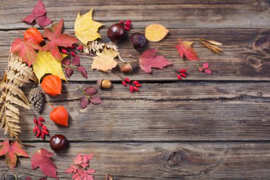 Karanlık eski ahşap arka planda sonbahar yaprakları 