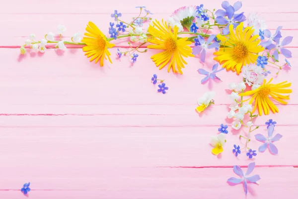 Marco de hermosas flores sobre fondo de madera rosa —  Fotos de Stock