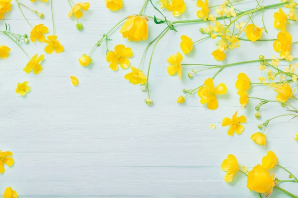 Sommerblumen auf grünem Holzgrund — Stockfoto