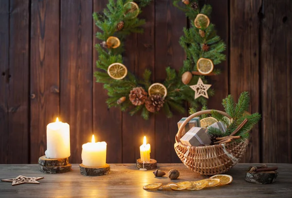 Decoração de Natal no fundo de madeira velha — Fotografia de Stock
