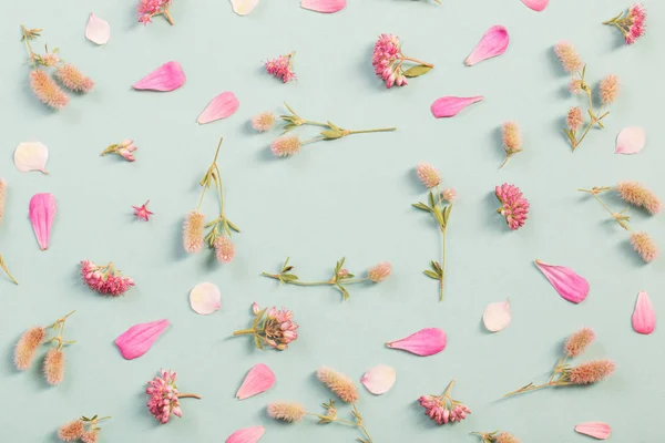 Balanceo con flores silvestres sobre fondo de papel —  Fotos de Stock