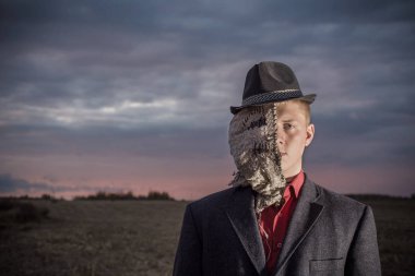 Genç bir adamın portresi korkuluğa dönüştü.