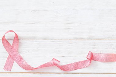 Göğüs kanseriyle mücadelenin sembolü olarak pembe kurdele