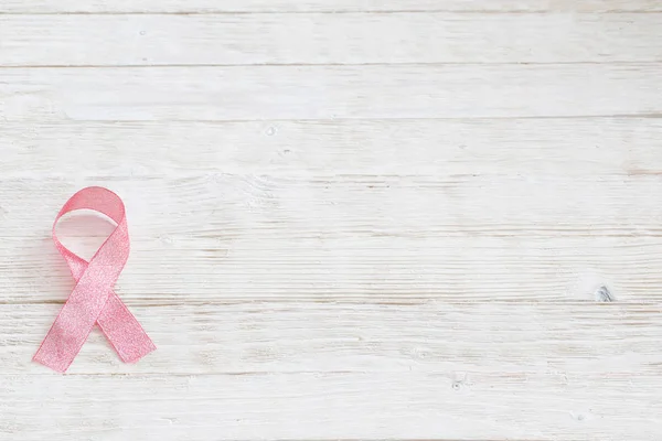 Cinta rosa como símbolo de la lucha contra el cáncer de mama —  Fotos de Stock