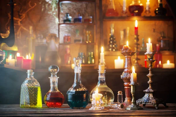 Magiska brygder i flaskor på trä bakgrund — Stockfoto