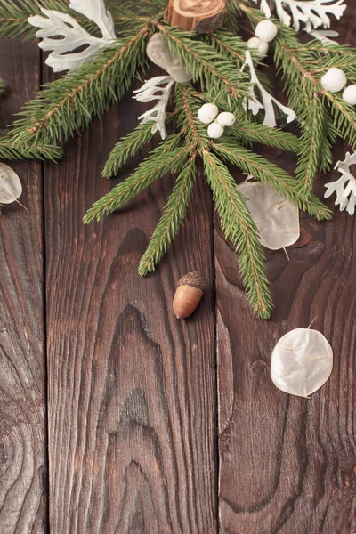 Ramos de abeto de Natal e decorações em fundo de madeira escura — Fotografia de Stock