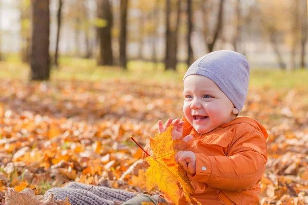 Kleines Baby im sonnigen Herbstpark — Stockfoto