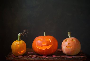 Karanlık arka planda Cadılar Bayramı balkabakları