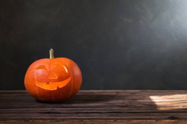 Karanlık arka planda Cadılar Bayramı balkabağı