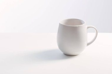 Beyaz arkaplanda beyaz kupa 