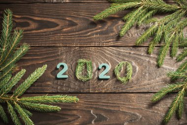 Yeni yıl kompozisyonu, 2020 sembol ve kozalaklı köknar dalları