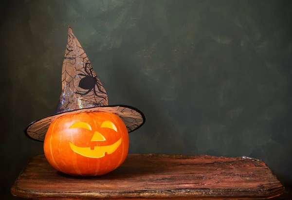 Halloween-Kürbis auf dunklem Hintergrund — Stockfoto