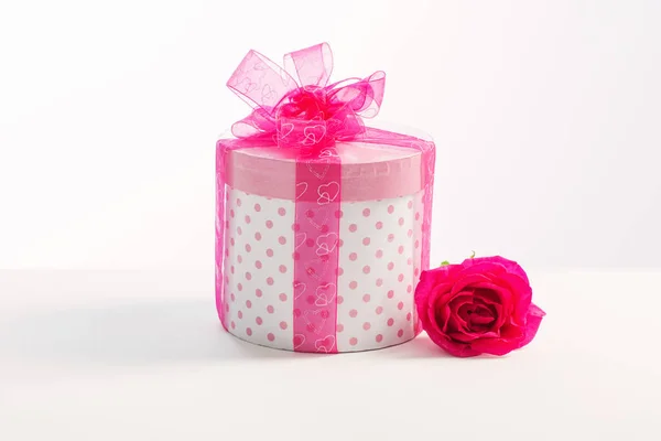 Geschenkdoos met roze rozen op witte achtergrond — Stockfoto