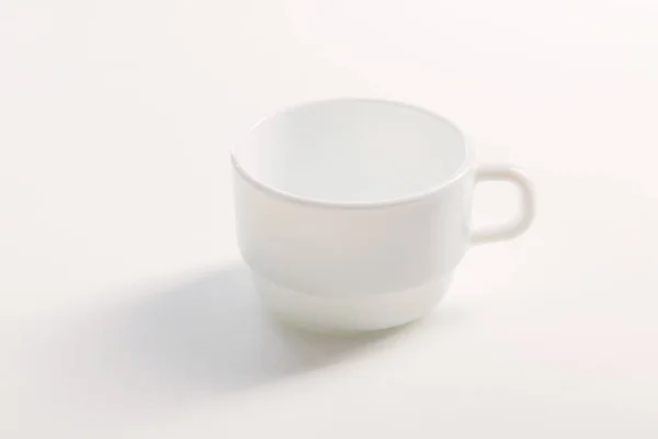 Beyaz arkaplanda beyaz kupa — Stok fotoğraf