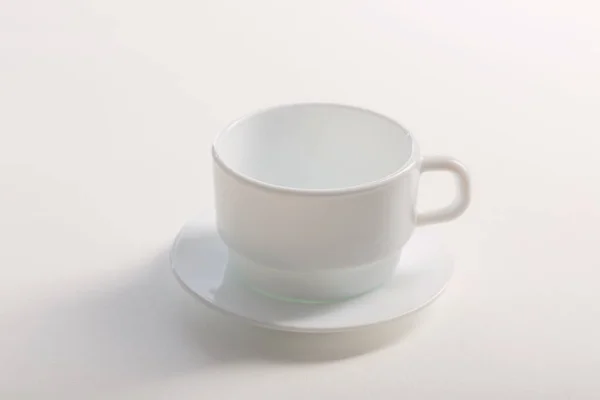 Weiße Tasse auf weißem Hintergrund — Stockfoto
